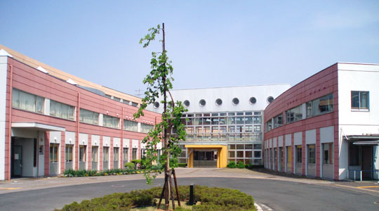茨城県立盲学校の校舎の写真